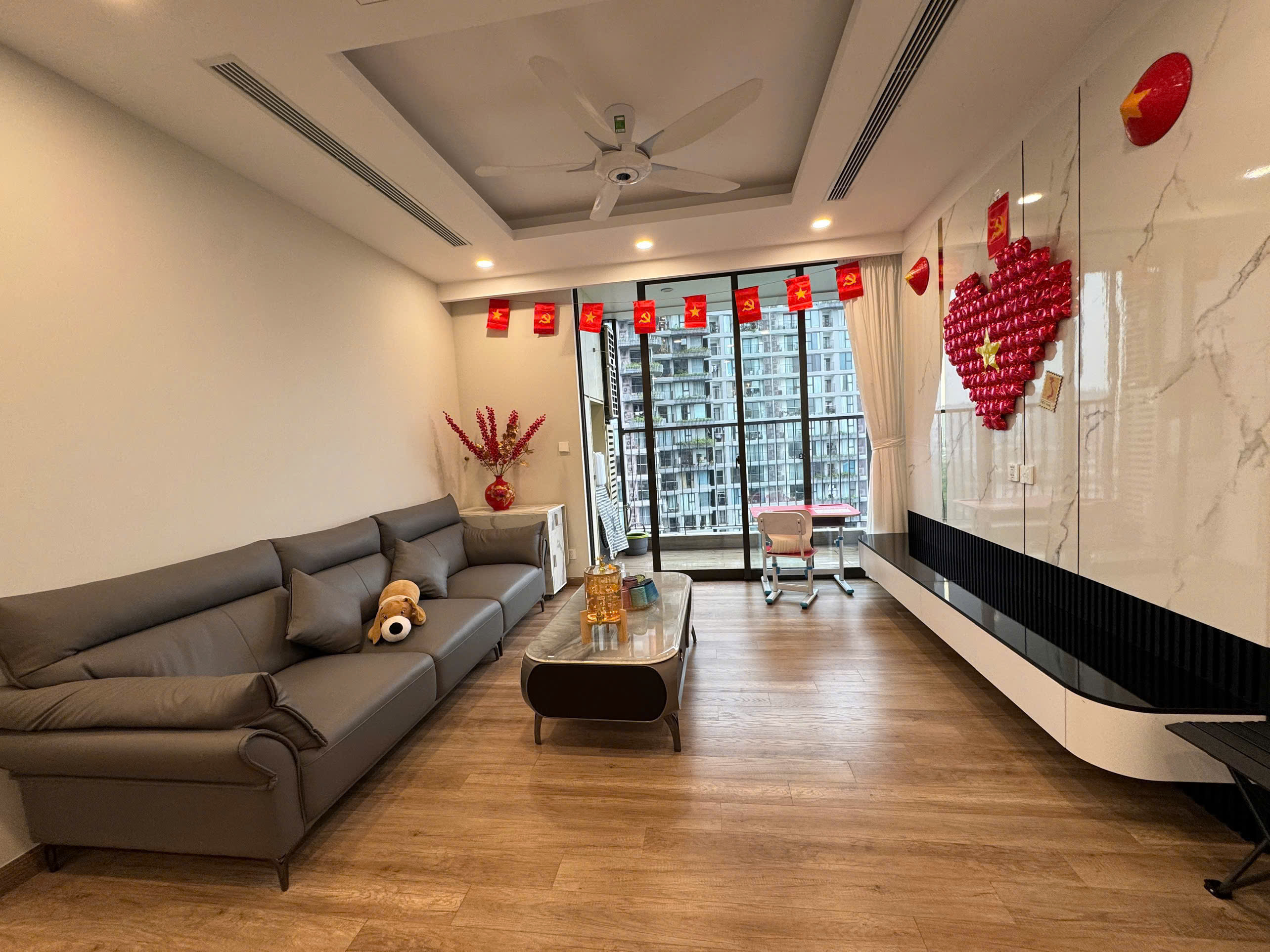 A bright and cozy 3 bedrooms apartment in Ecopark R2 onsen