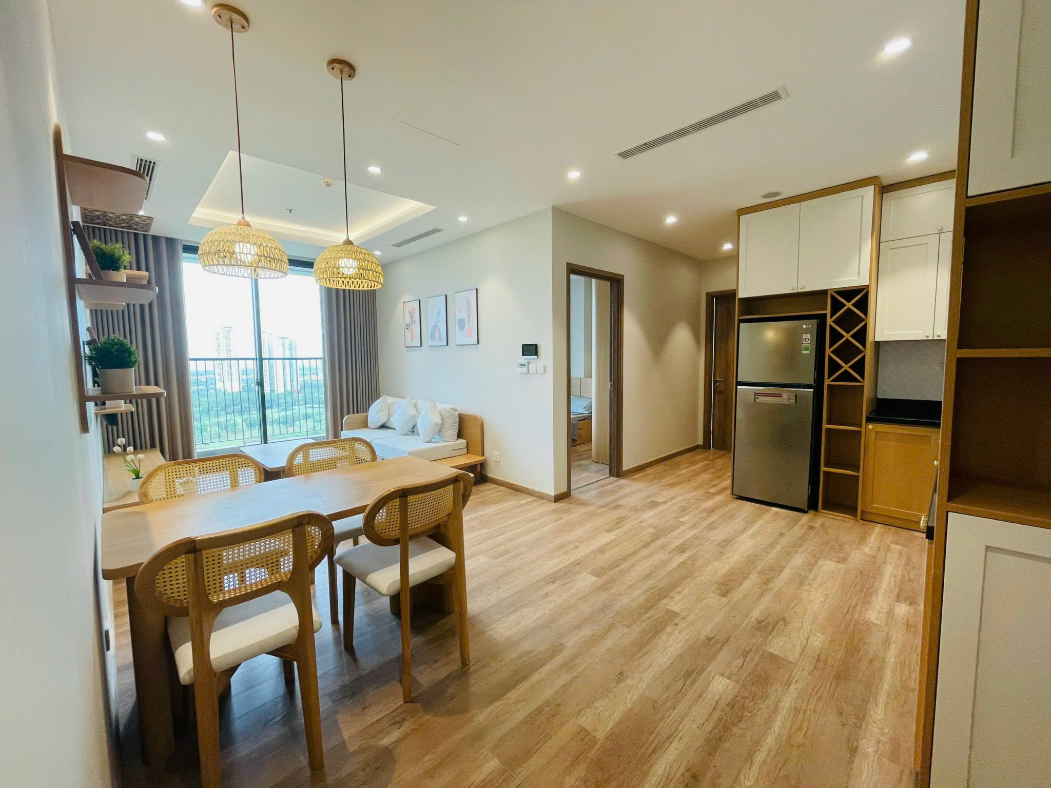 Lake view 2 bedrooms apartment in Landmark 1 Ecopark