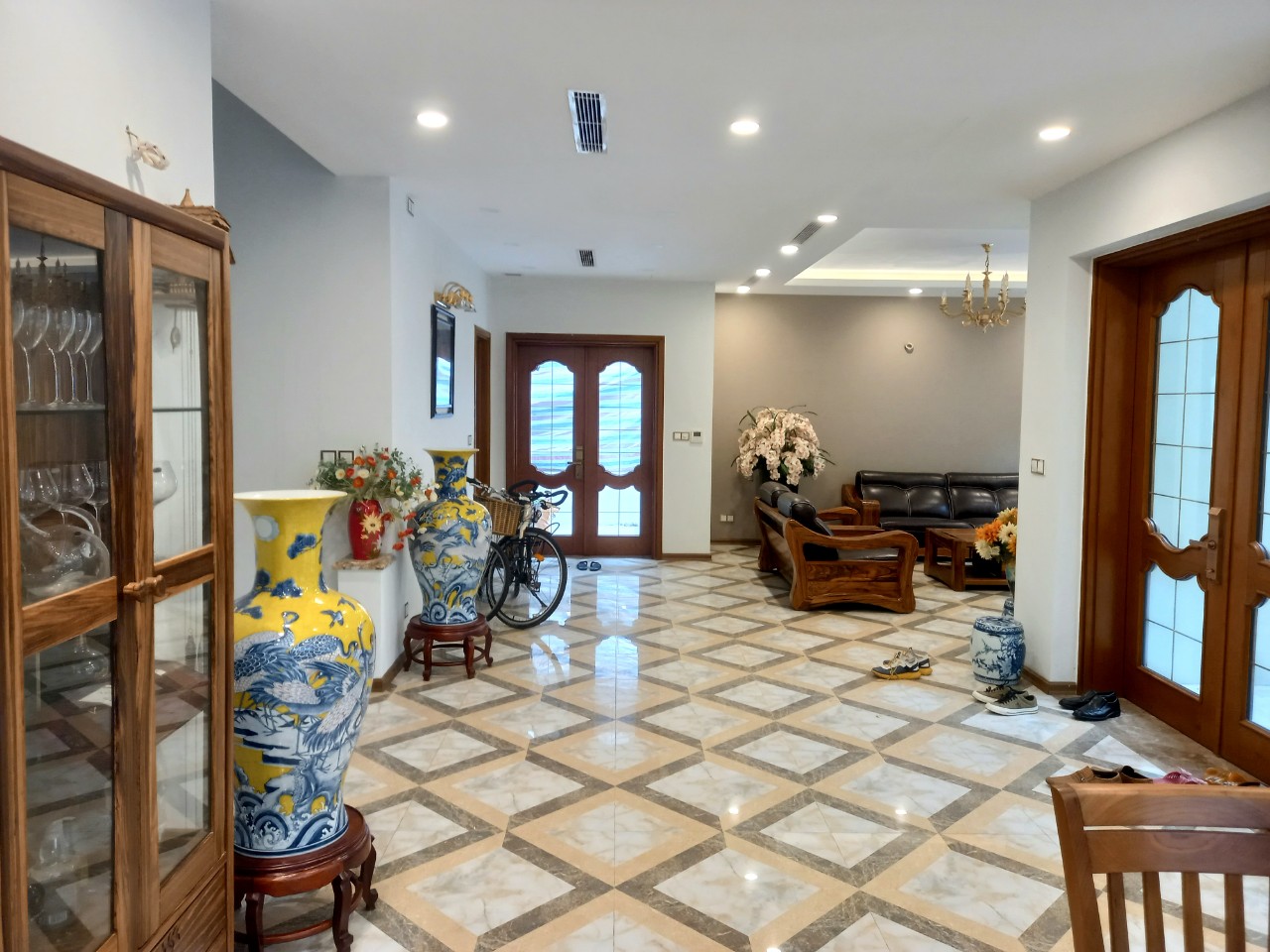 Villa for rent in Ecopark with large garden 1